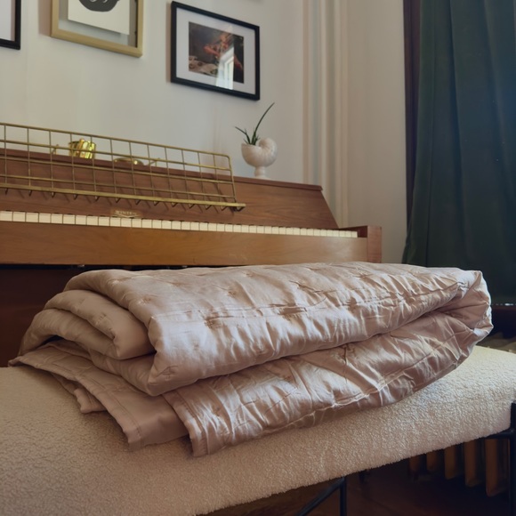 New Quince Bamboo Dream Quilt in Soft Blush - Picture 4 of 6